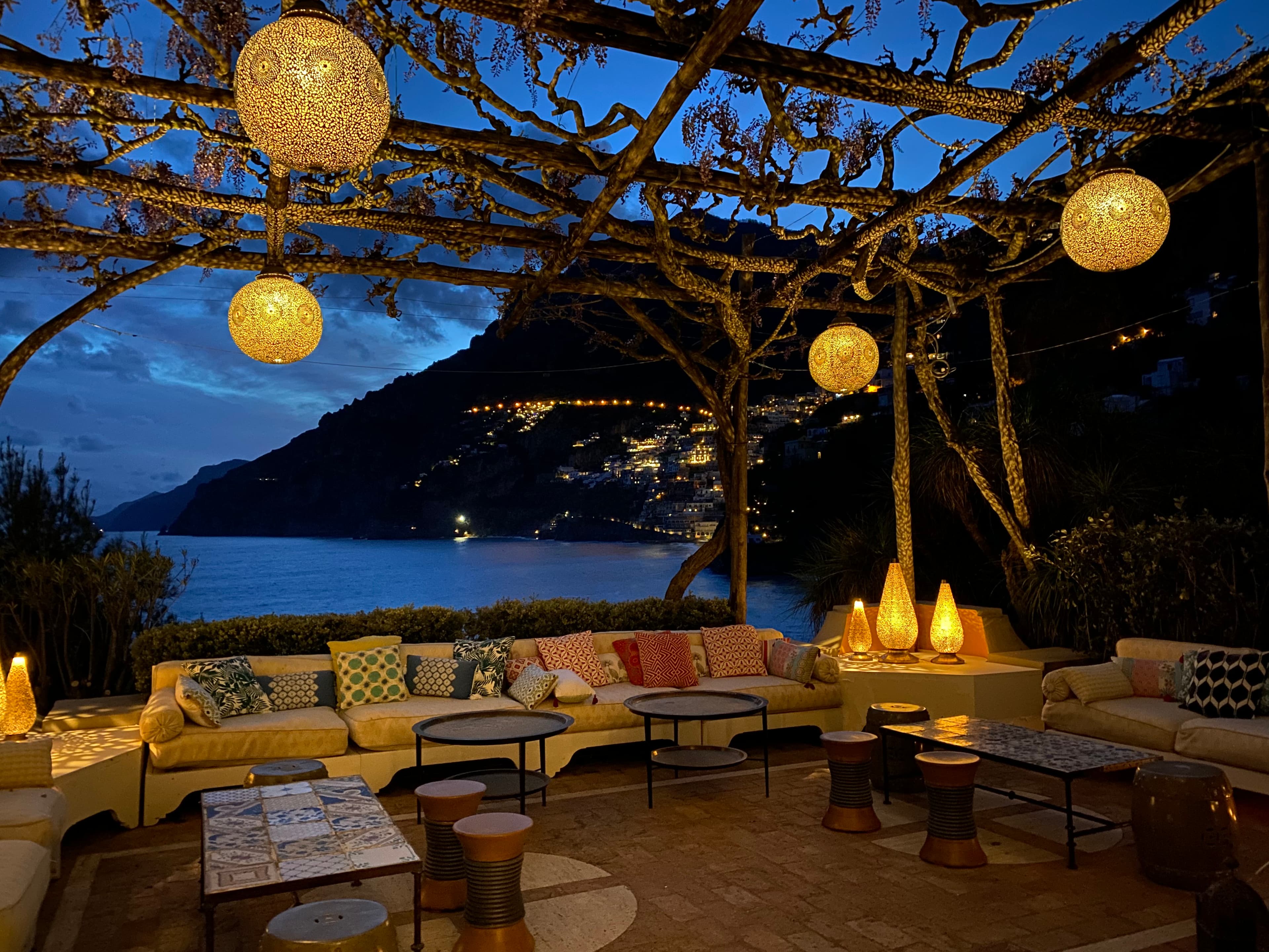 A beautiful view of sitting area