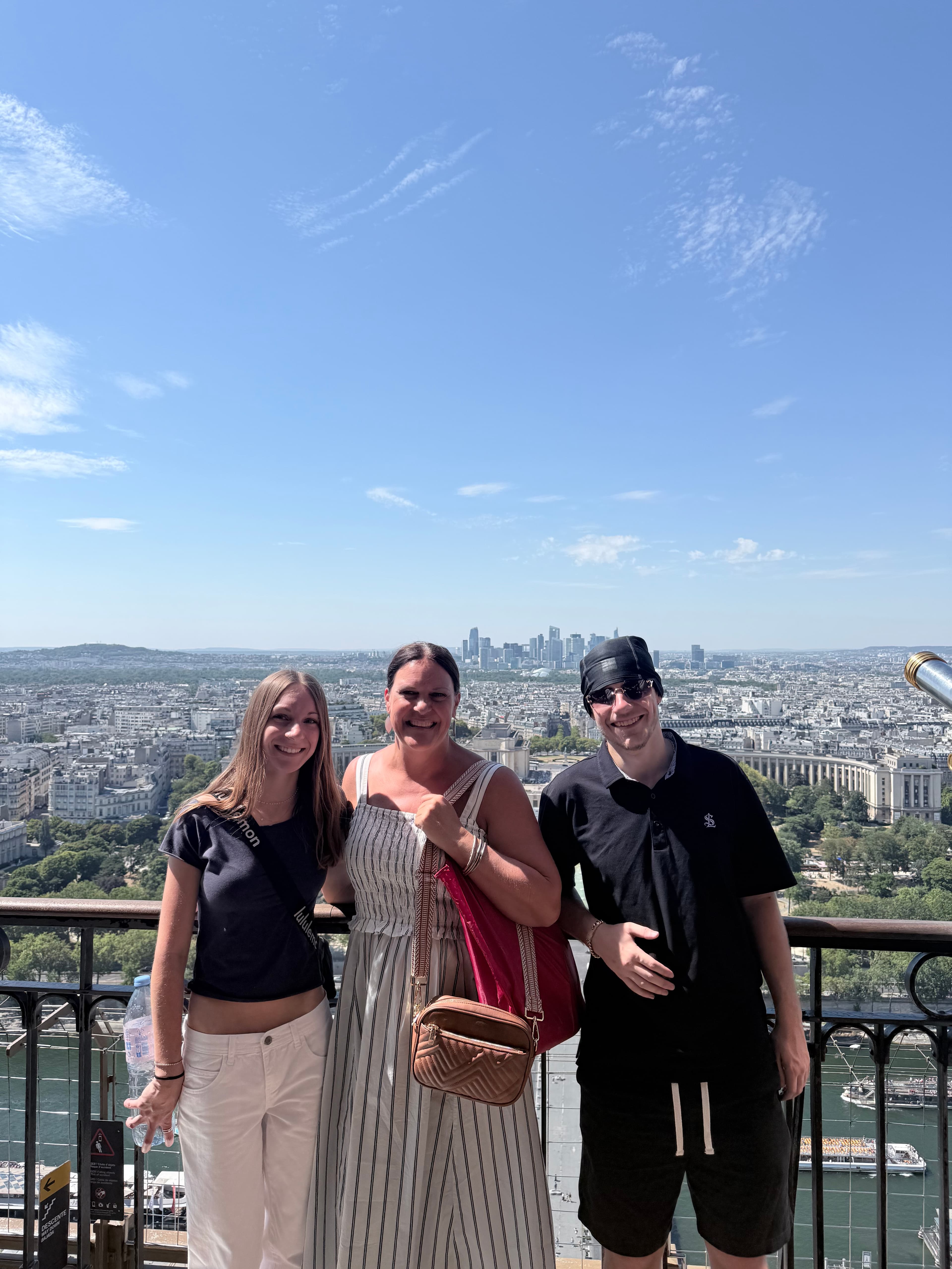 Welcome to Paris: A Curated Guide for an Unforgettable First Trip curated by Sara Sandman