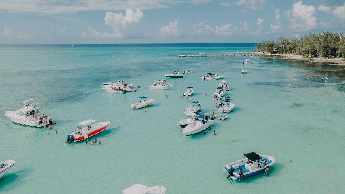Turquoise sea in the Cayman Islands filled with boats and people