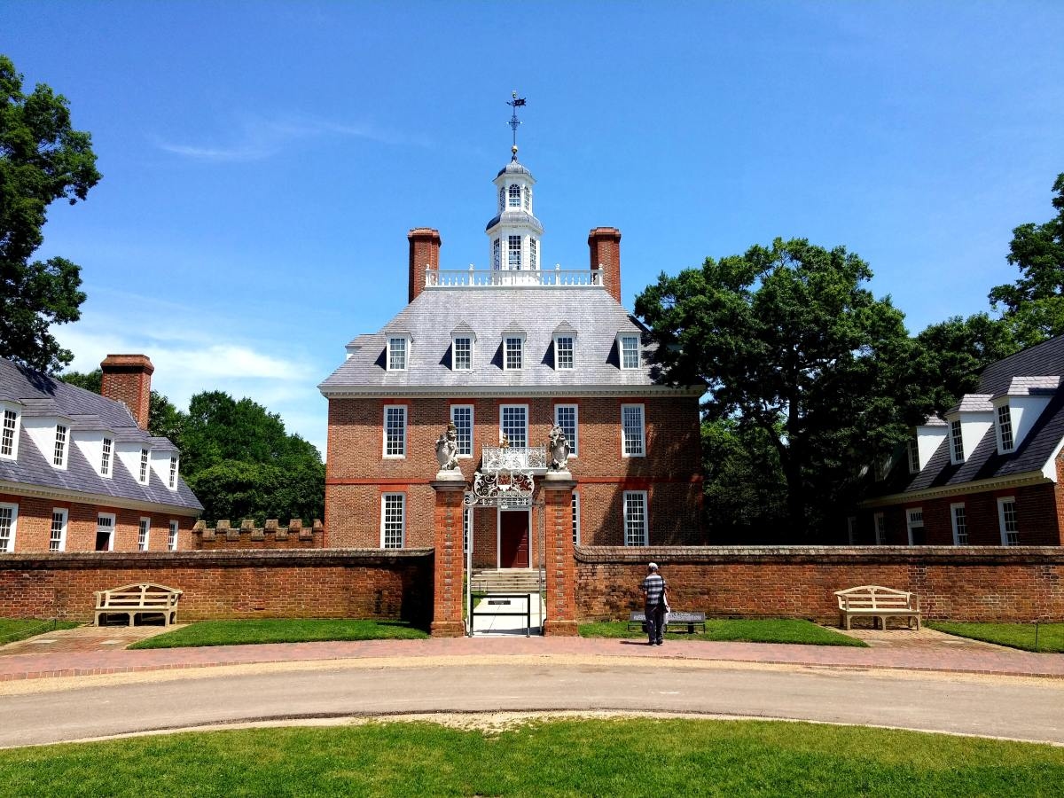 Grosvenor Square on a sunny day in Virginia.