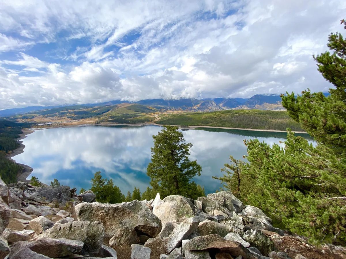 A scenic point overlooking a large lake and mountains