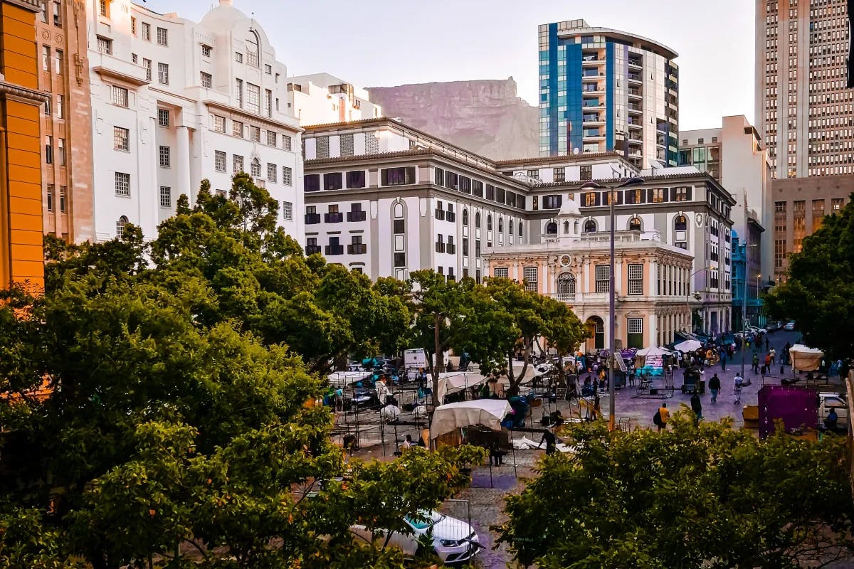 cars-parked-on-roadside-cape-town-travel-guide