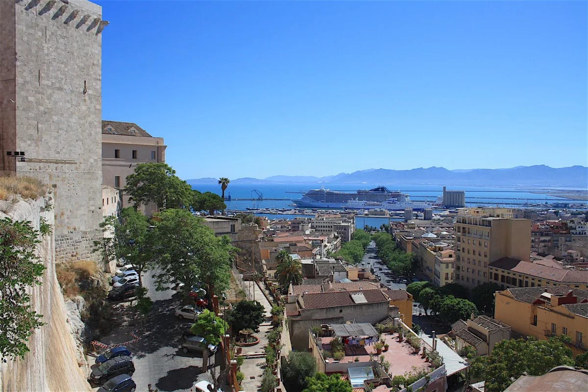 Navi nel porto di Cagliari houses