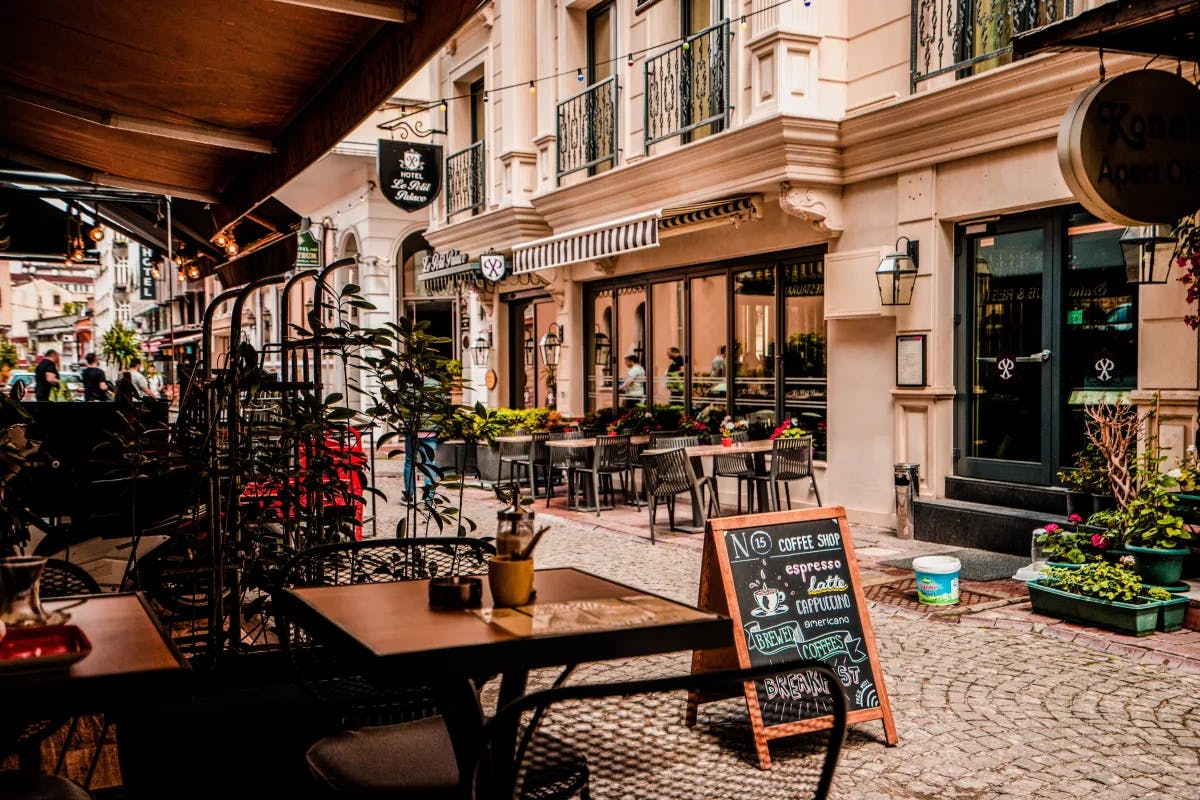 outdoor-cafe-paris-travel-guide