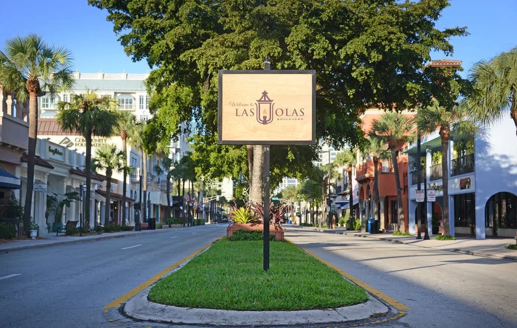 A image of the main street in Fort Lauderdale for restaurants. 