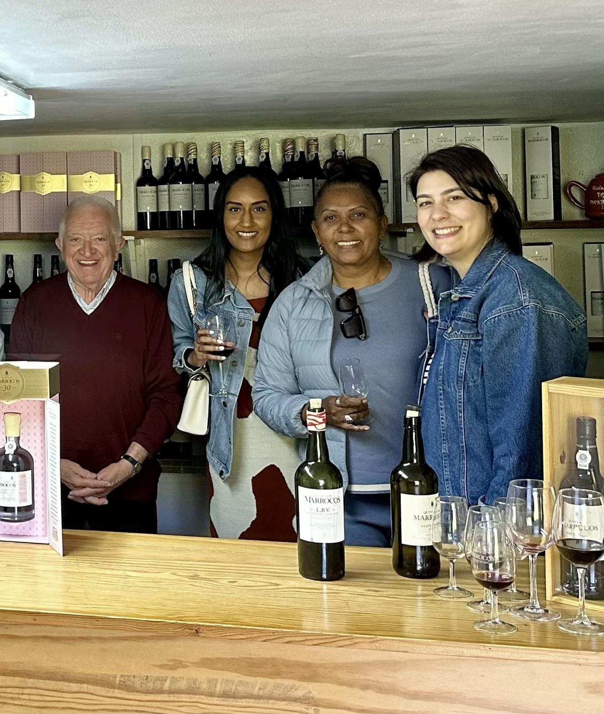 Travel advisor and friends posing with the Quinta de Marrocos owner, and enjoying the tasting of a variety of wines.