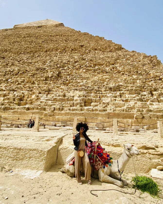 Travel advisor posing in front of a pyramid