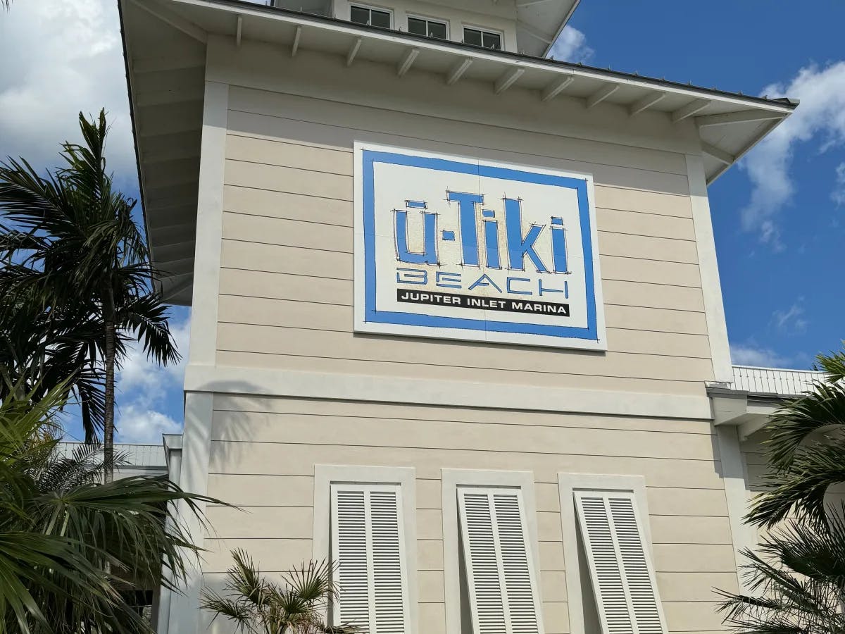A picture of a restaurant U-Tiki during the daytime.