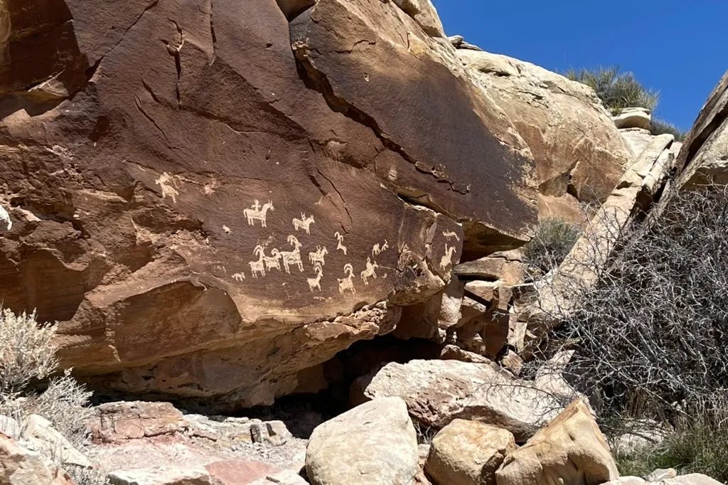 A picture of a rock petroglyphs.