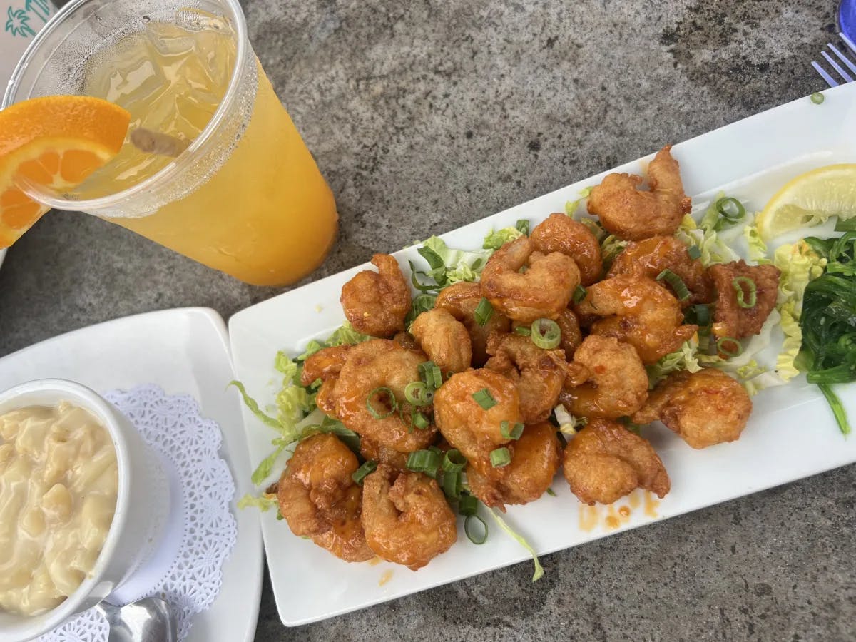 A plate of shrimps with drink. 