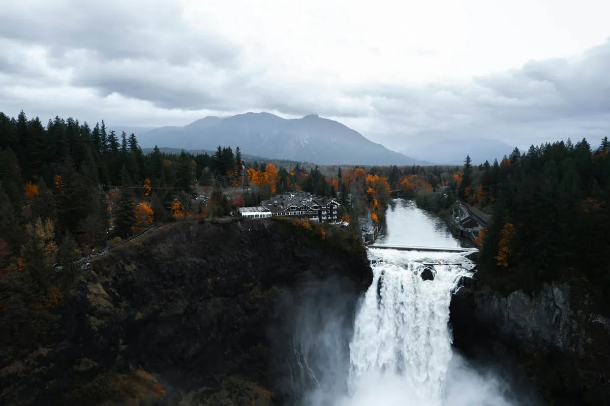 A view of a Snoqualmie Falls in the middle of a forest.