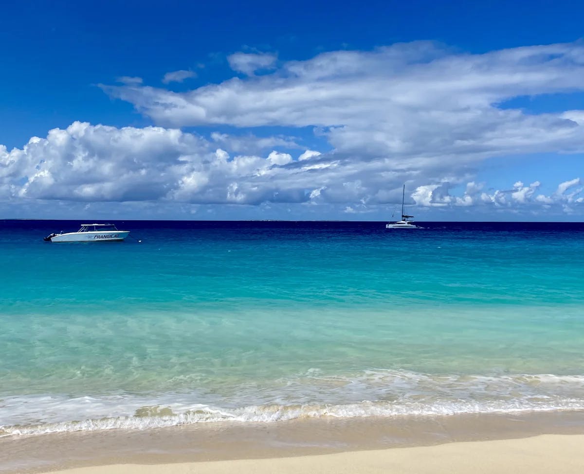 beach and sky with clouds and boats