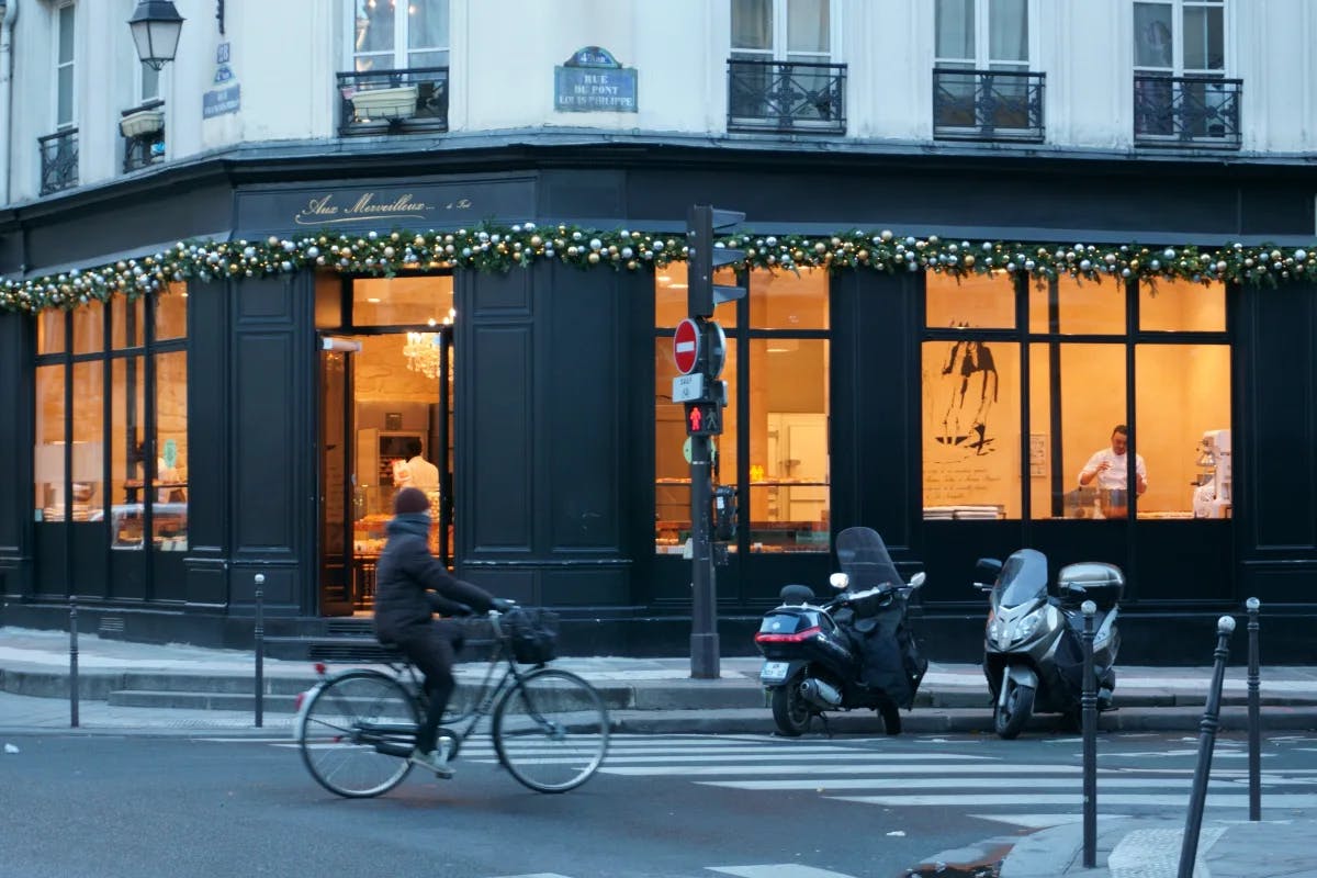 outside-a-restaurant-paris-travel-guide