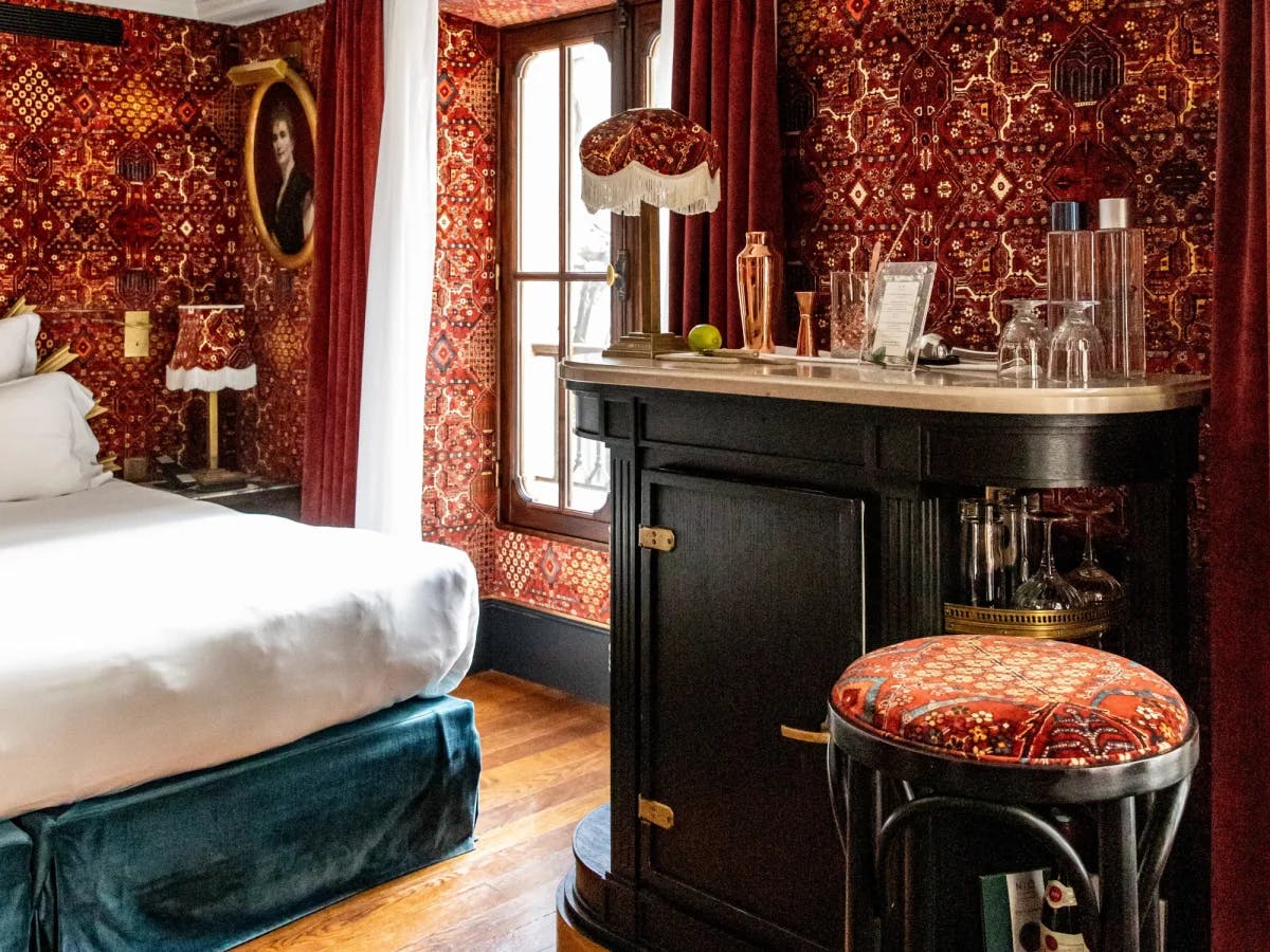 Luxury suite with red wallpaper, 1930s vibe and a queen size bed