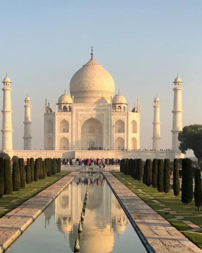 Picture of Taj Mahal and fountain in front