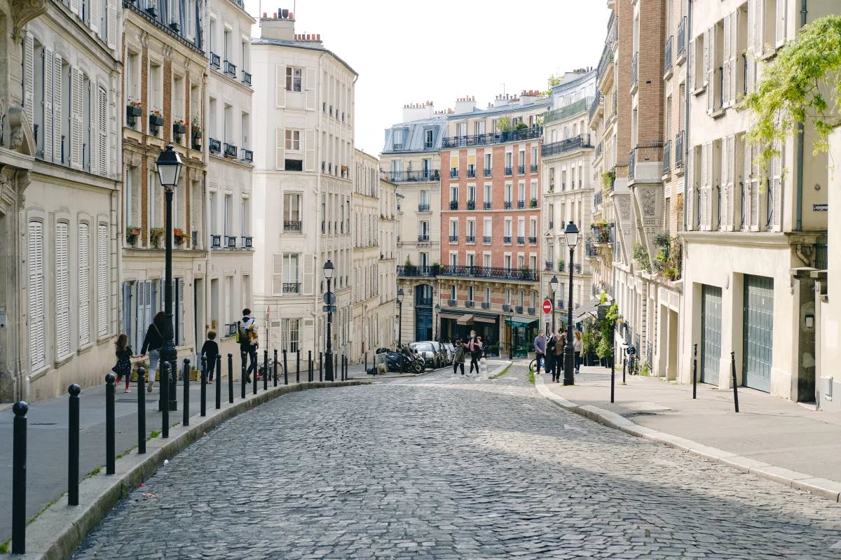 Streets-people-walking-Paris-travel-guide