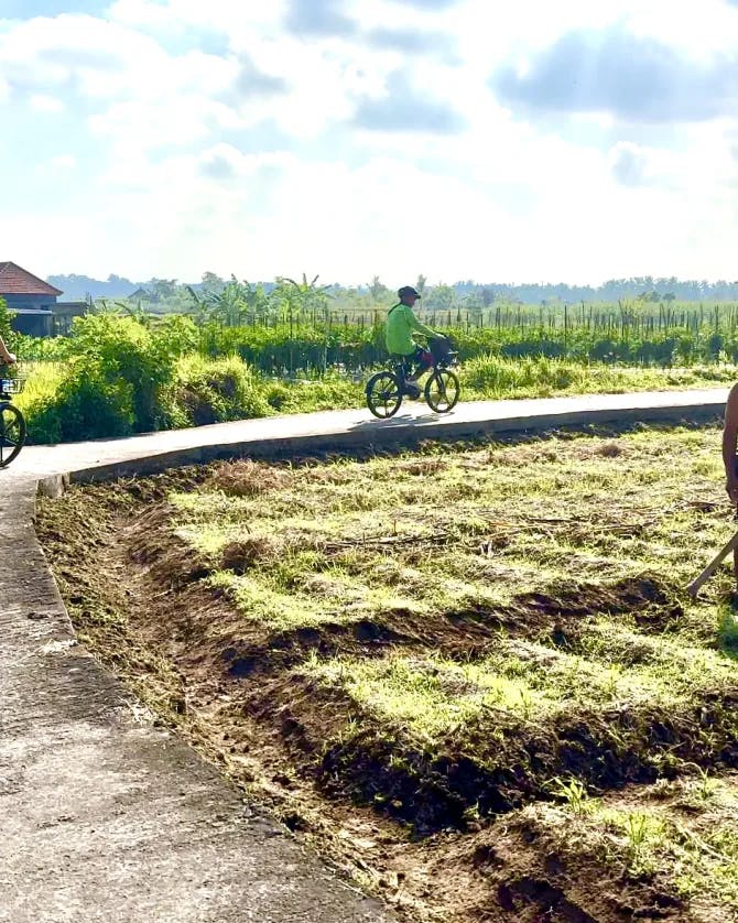 Travel advisor cycling in a field