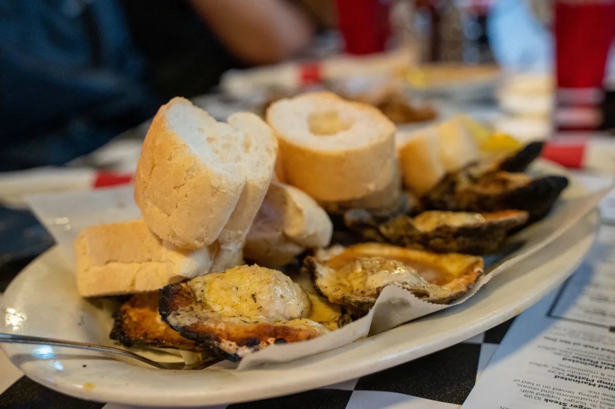 Grilled oysters and bread in a plate. 