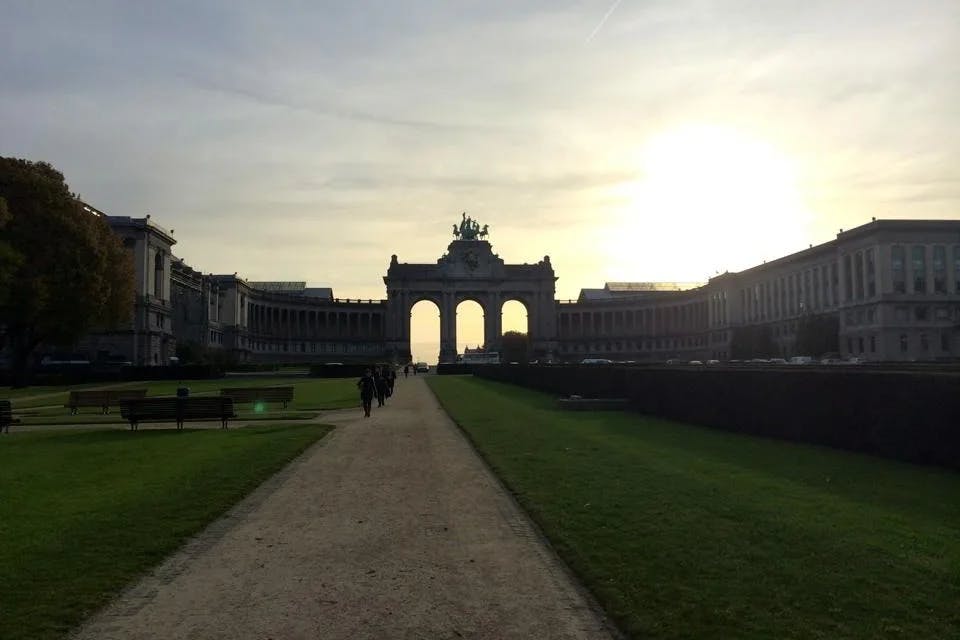 Arcade-du-Cinquantenaire-sunrise-belgium-travel-guide