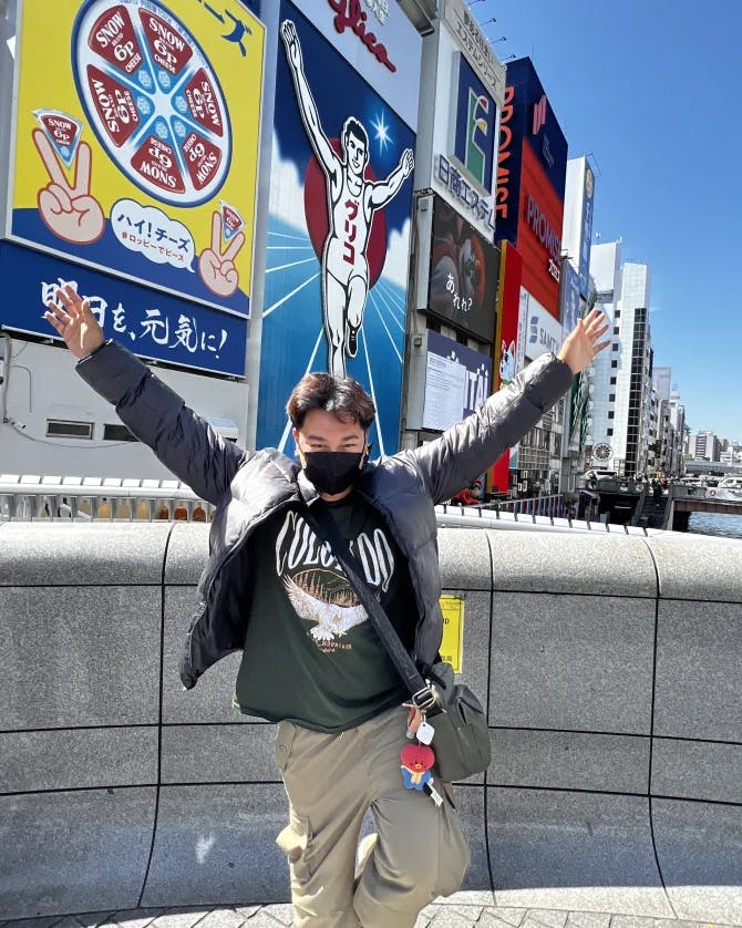 Travel advisor posing at a colorful corner