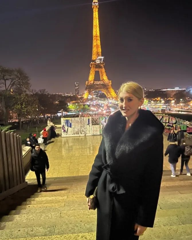 Travel advisor posing in front of Eiffel Tower