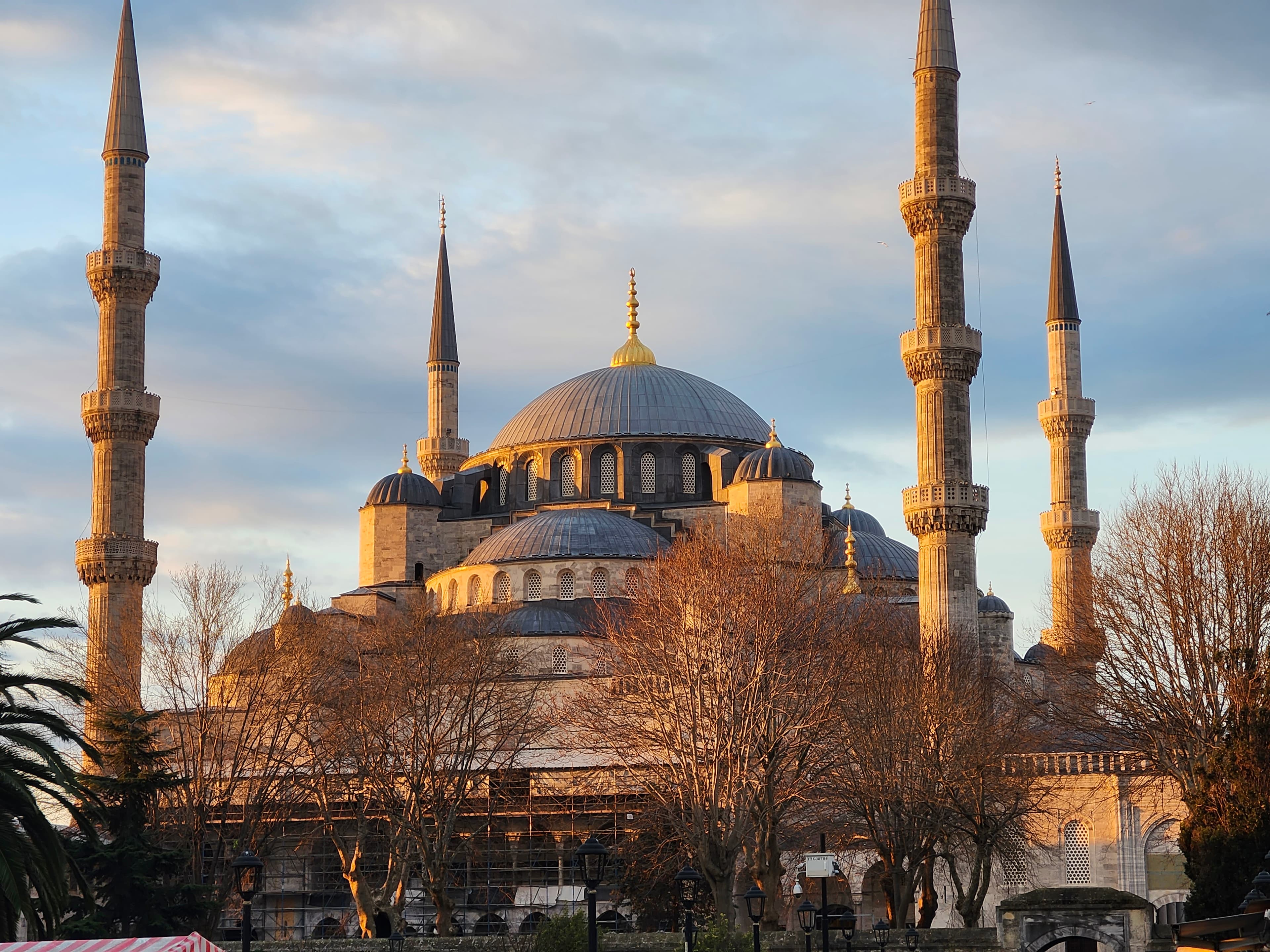 The outside of a large mosque building during the daytime