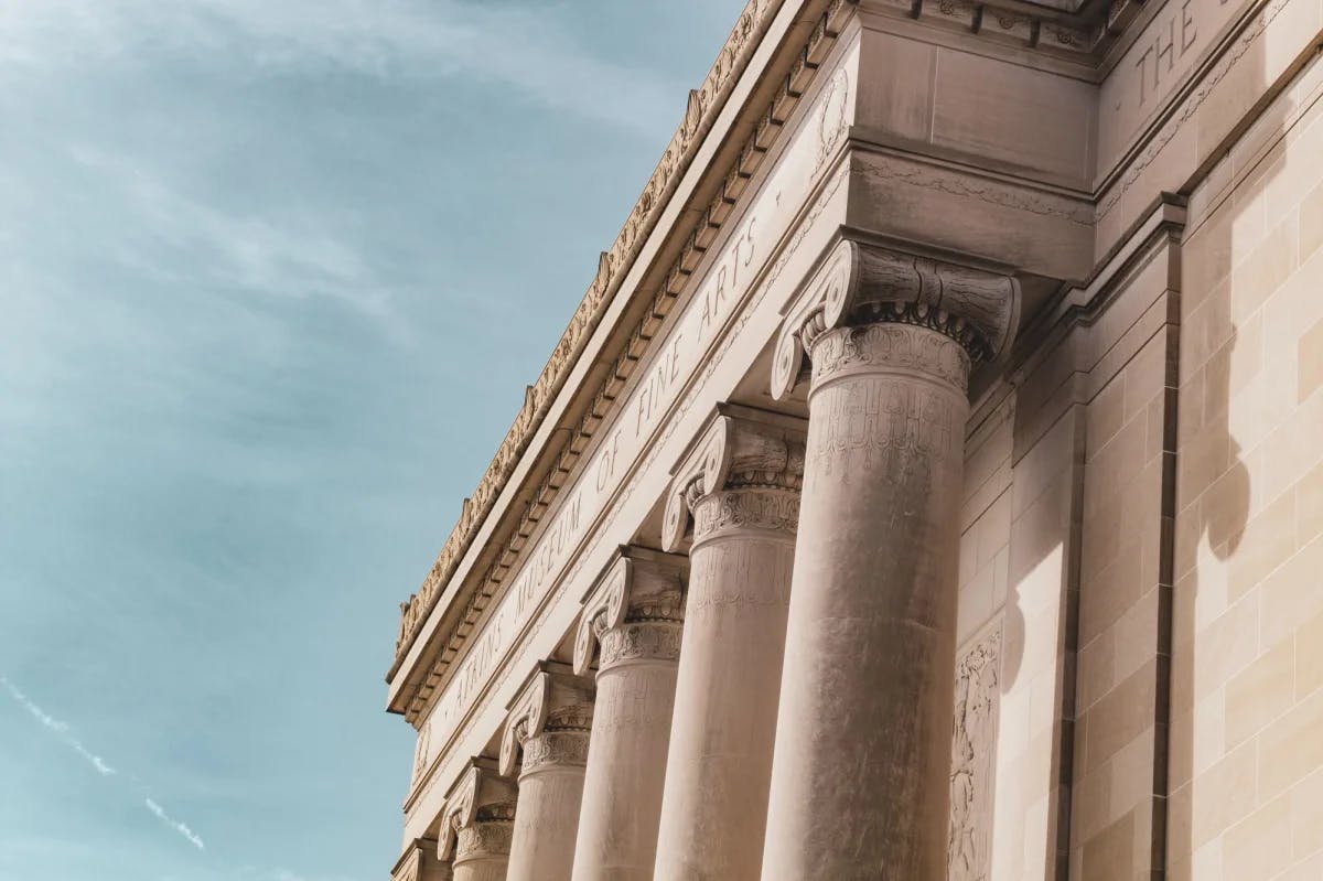 A building with Nelson Atkins Museum of Fine Arts written on it. 