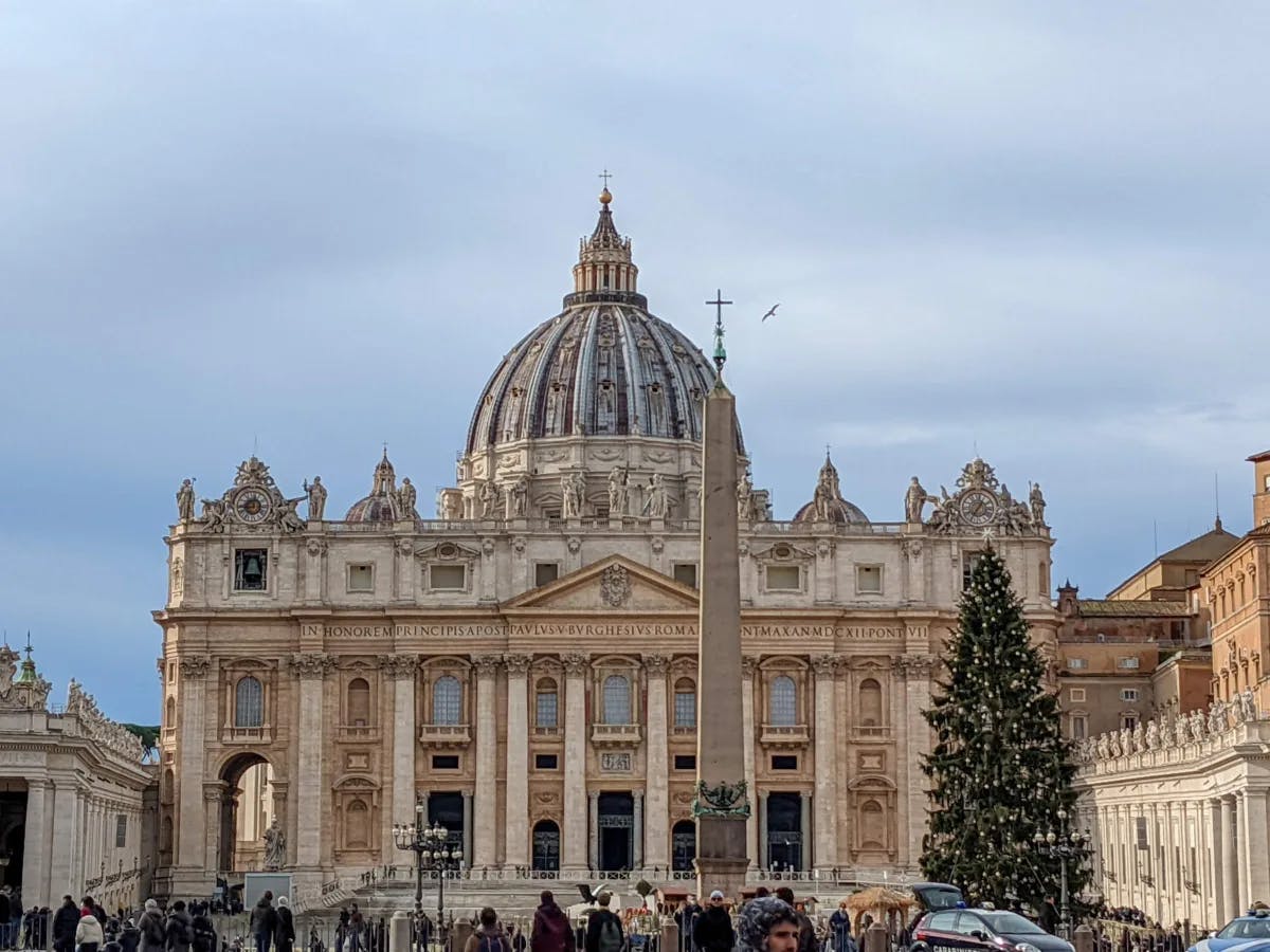 Vatican-city-with-christmas-tree-rome-travel-guide