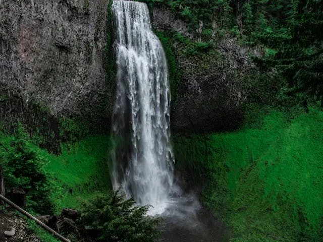 waterfalls landscape during daytime