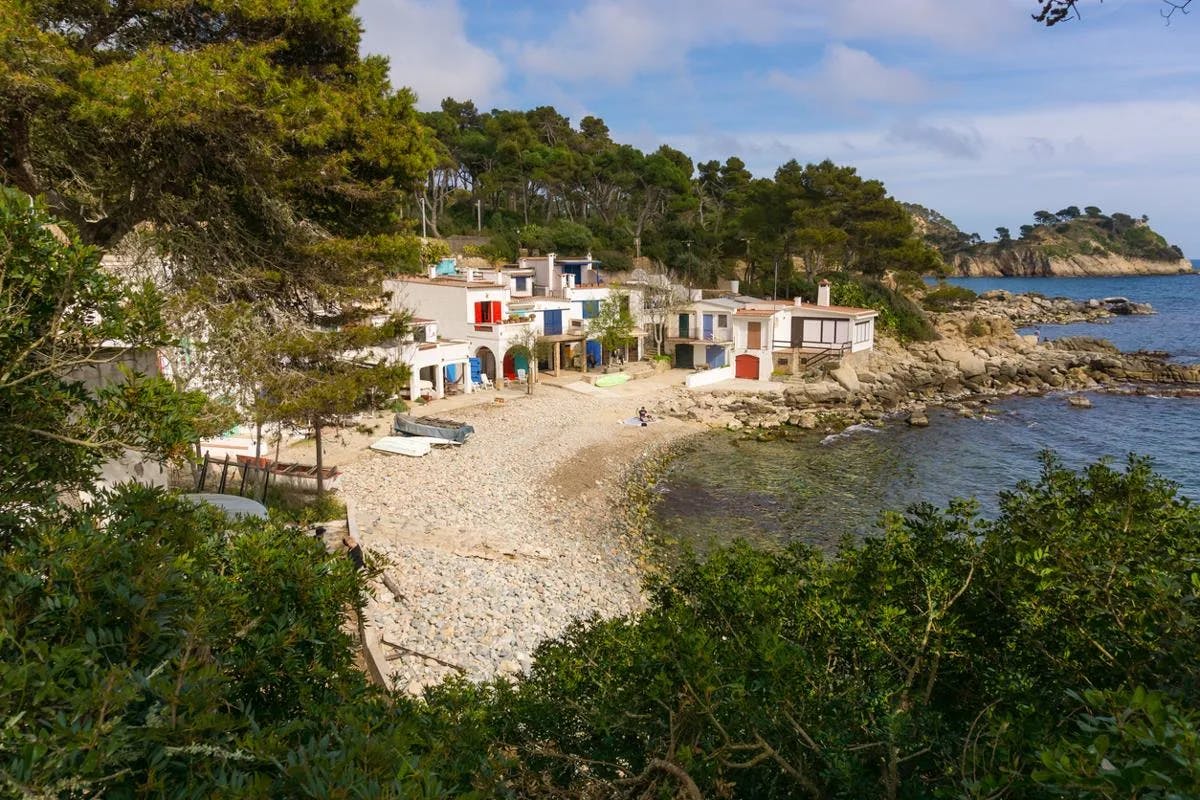 Cala s'Alguer is a small beach of stones and a rocky seabed.