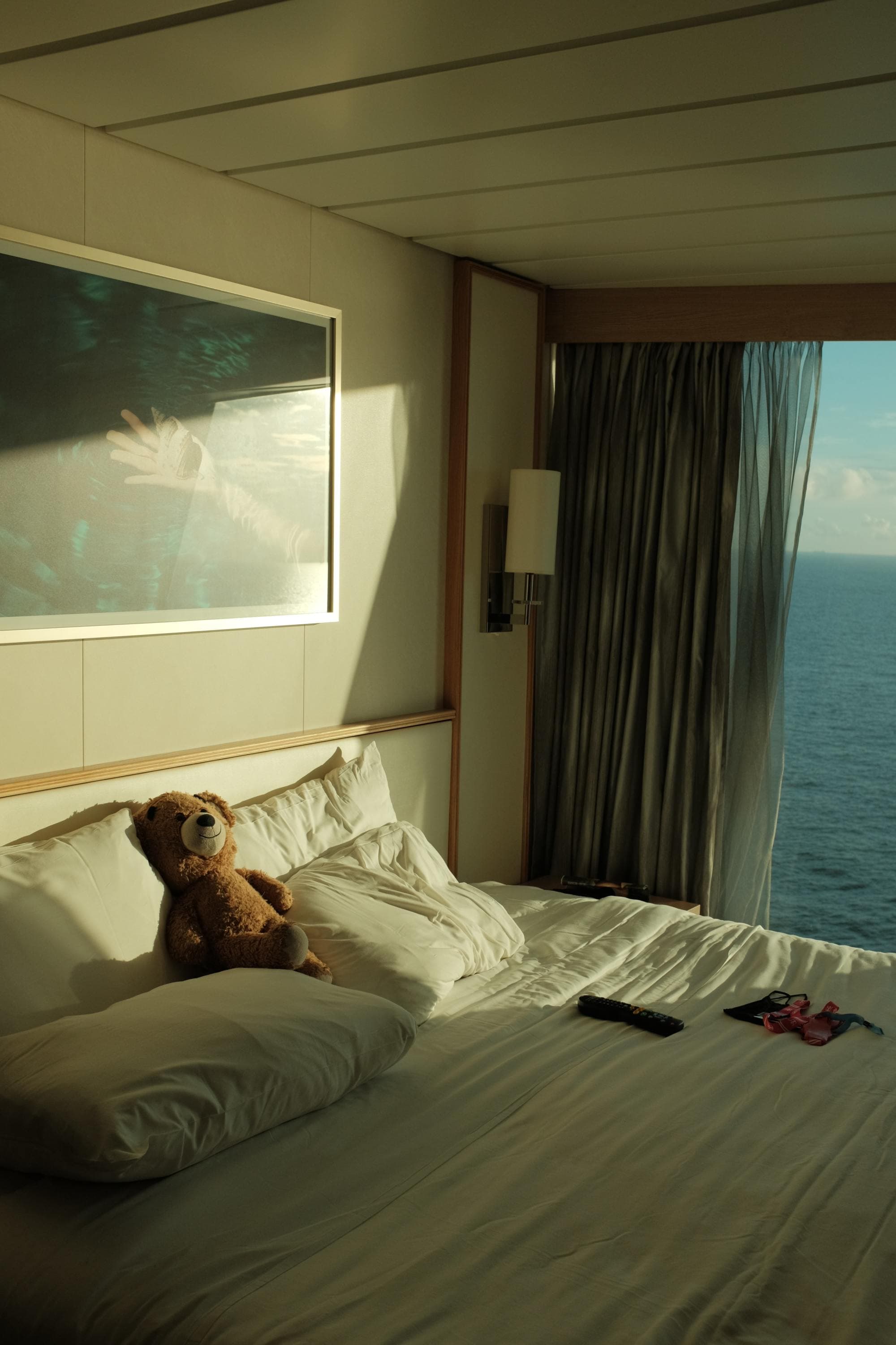 the room of cruises hip with a teddy bear on the bed