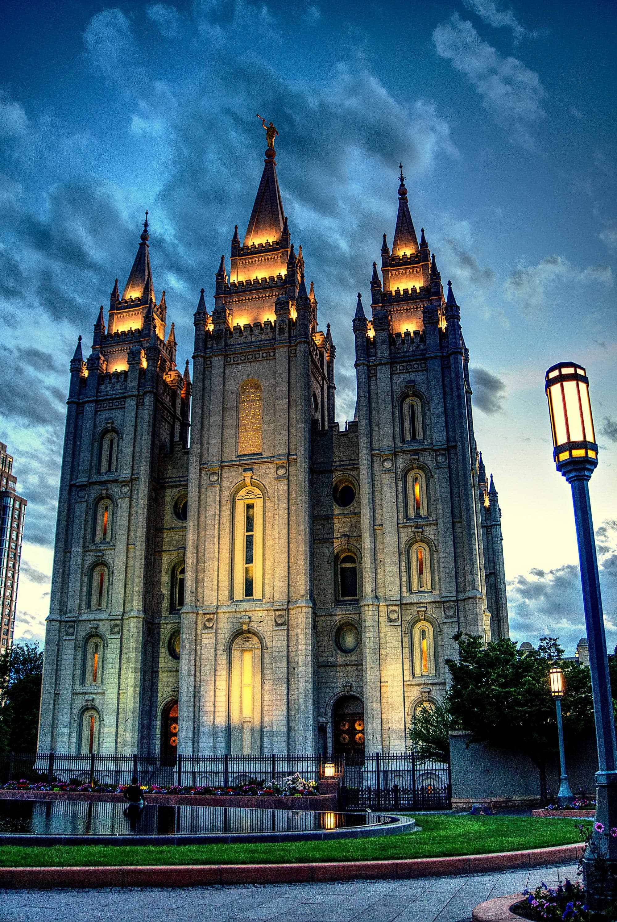 A low angled shot of a gray concrete building at Salt Lake City at evening.