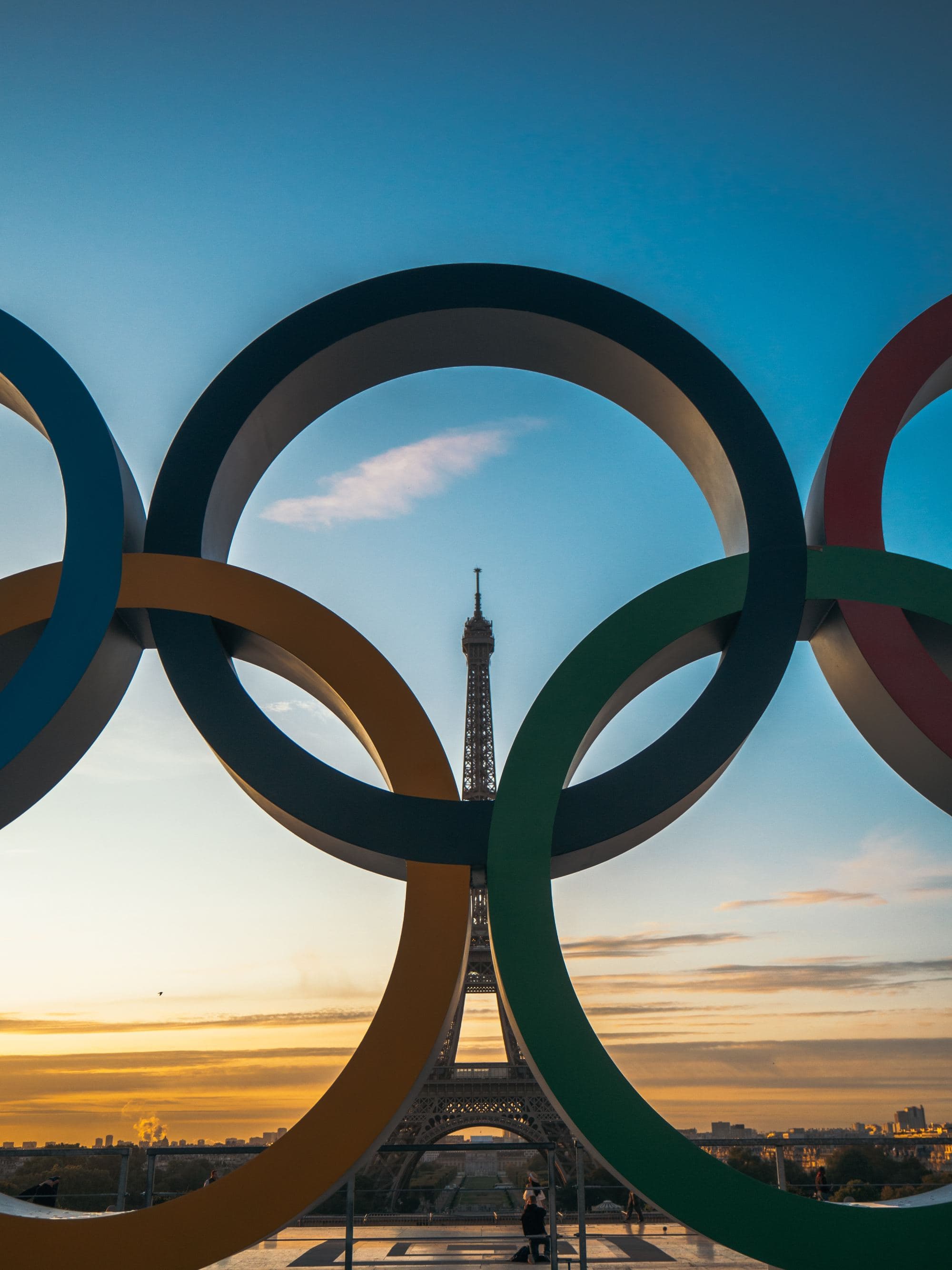 A picture of the Olympic rings in front of the Eiffel tower