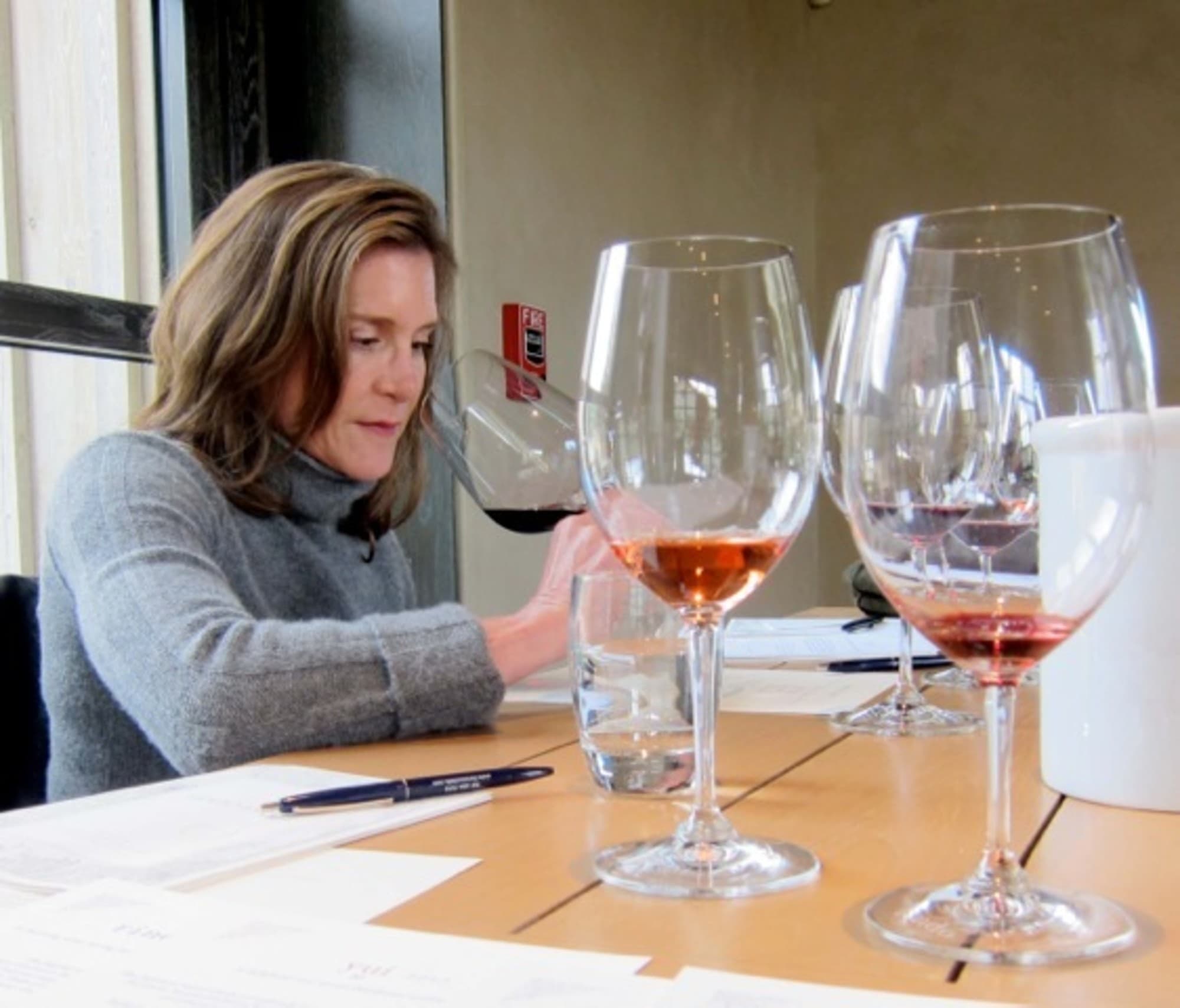 A picture of a lady at the winetasting table.