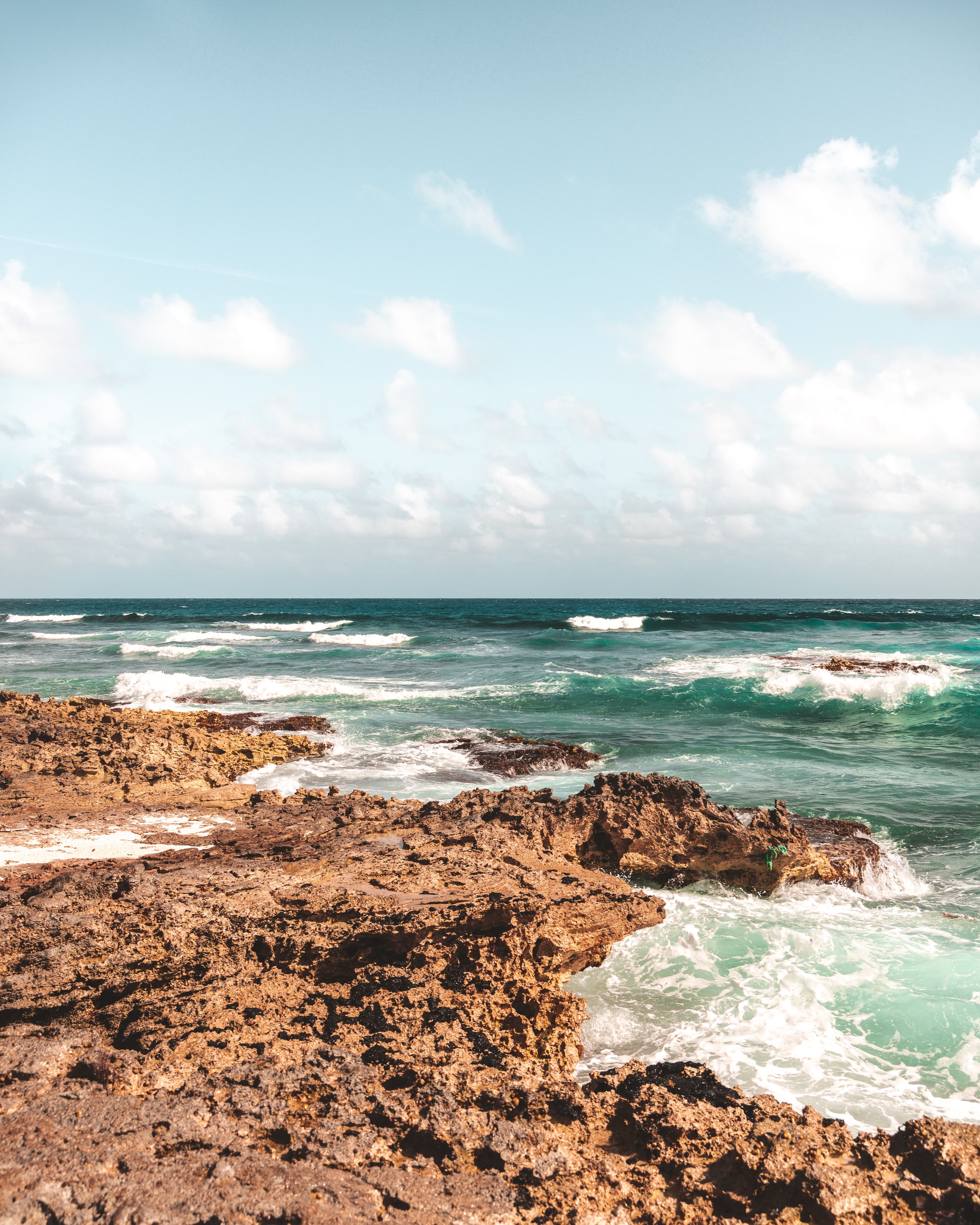 A coast side with ocean and rocks.