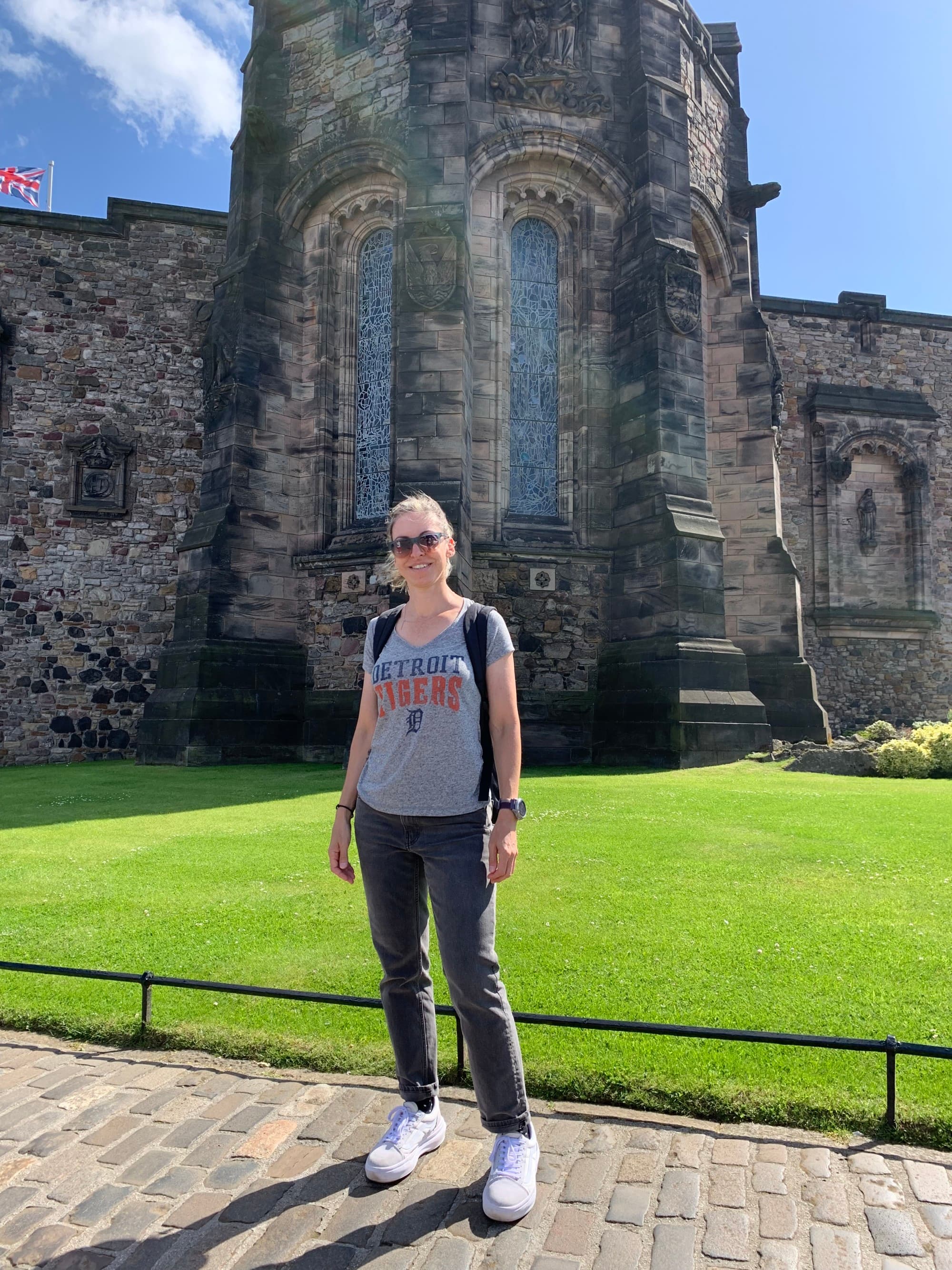 Advisor standing in front of a castle in Edinburgh.