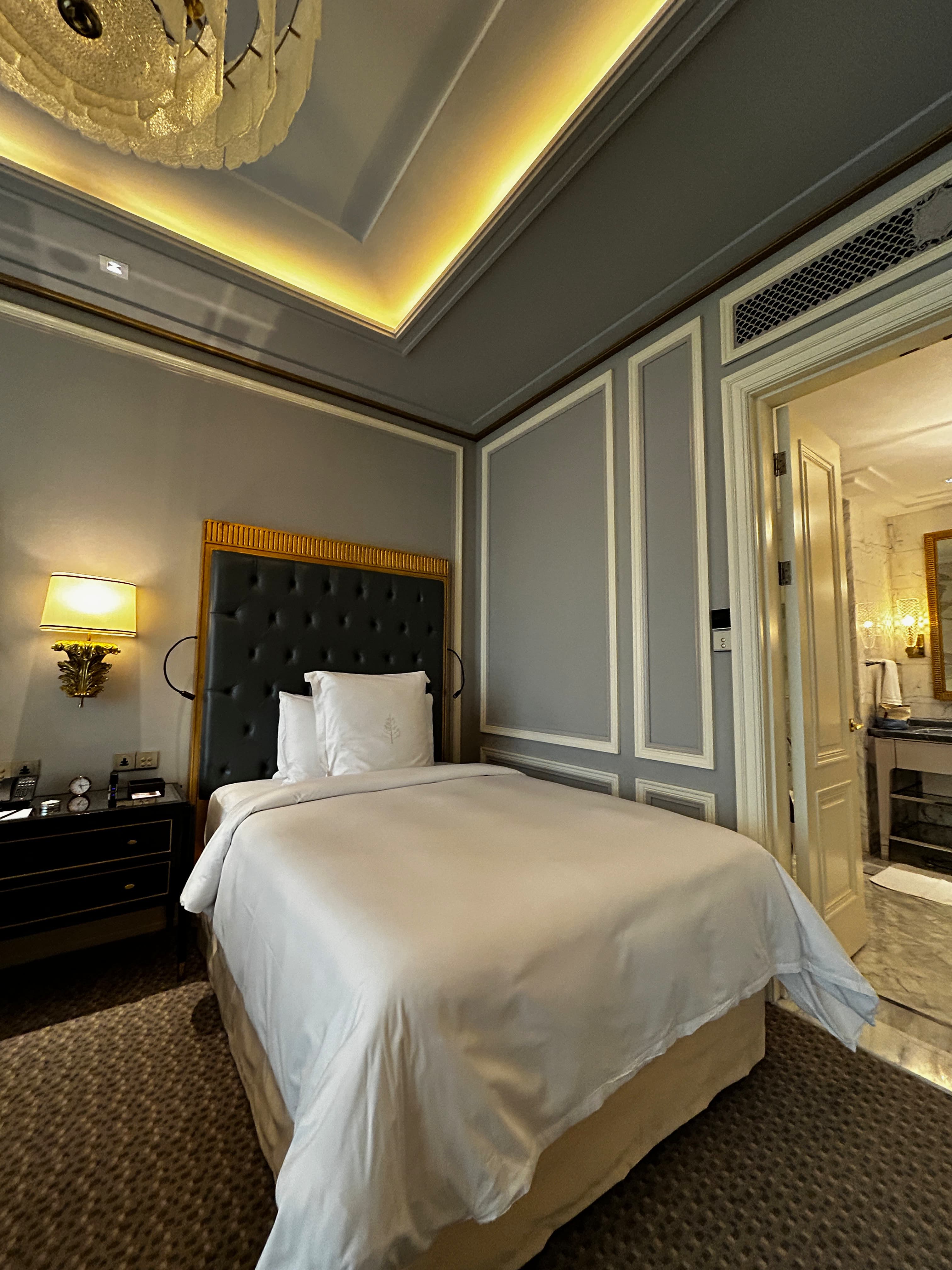 A bedroom area at Four Seasons Jakarta with white bedding and elegant fixtures.



-