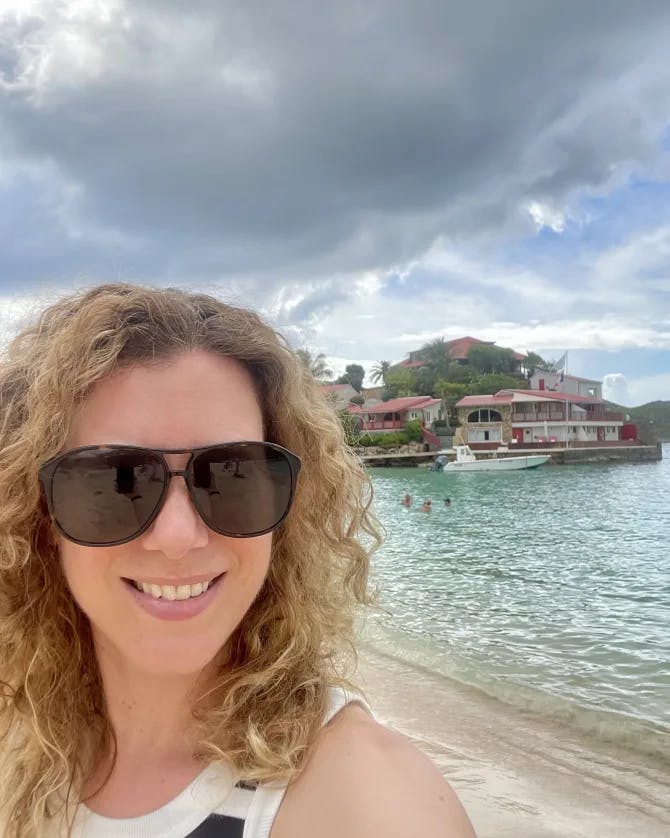 Travel advisor Alexandra taking a selfie on a beach