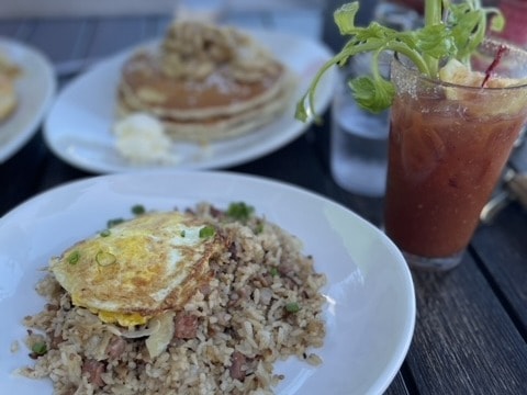 breakfast-on-table-hawaii-travel-guide