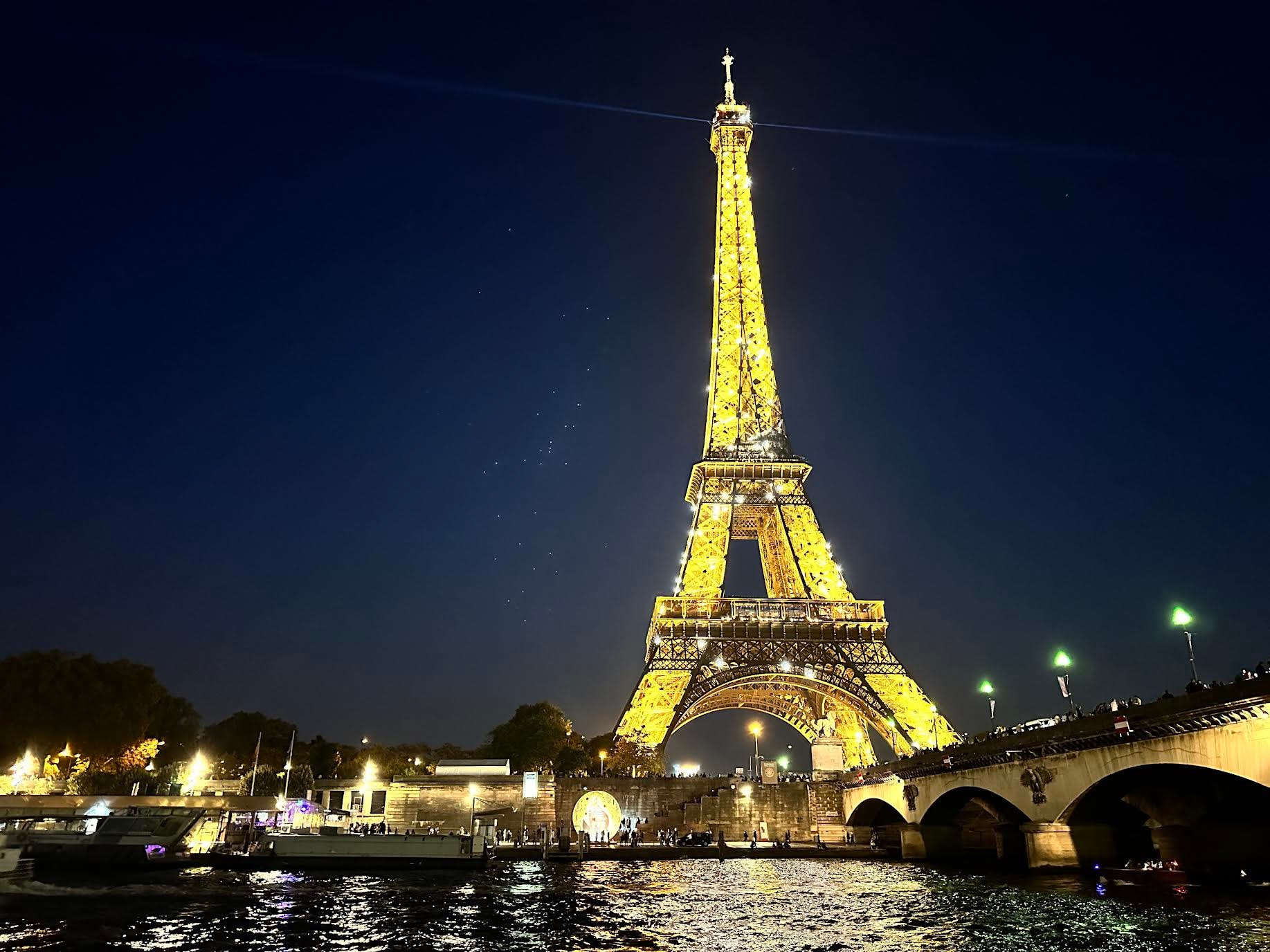 Picture of Eiffle tower at night light