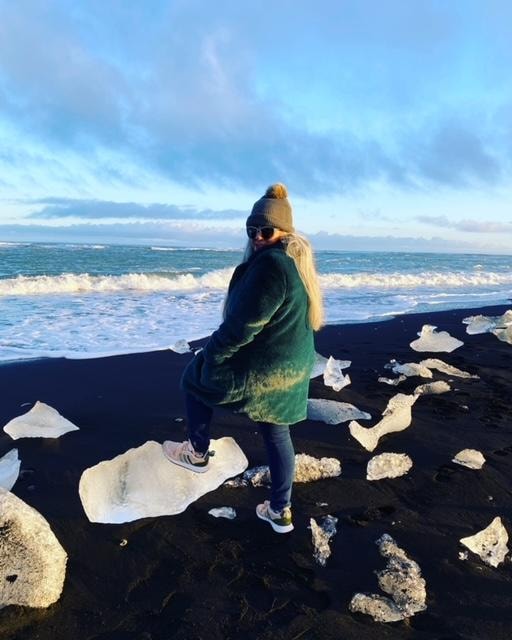 Travel advisor posing on a sea side