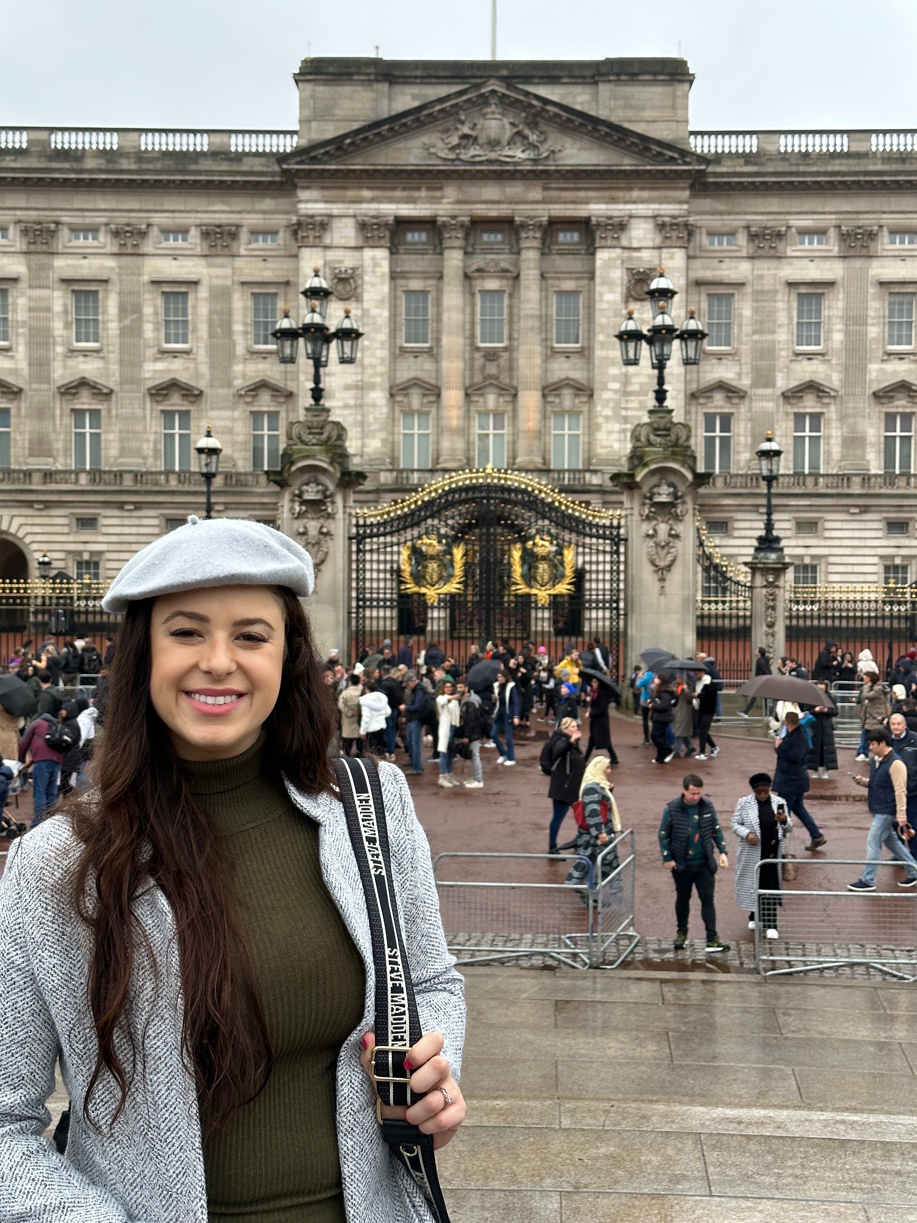 Sianne in a France, posing on steert