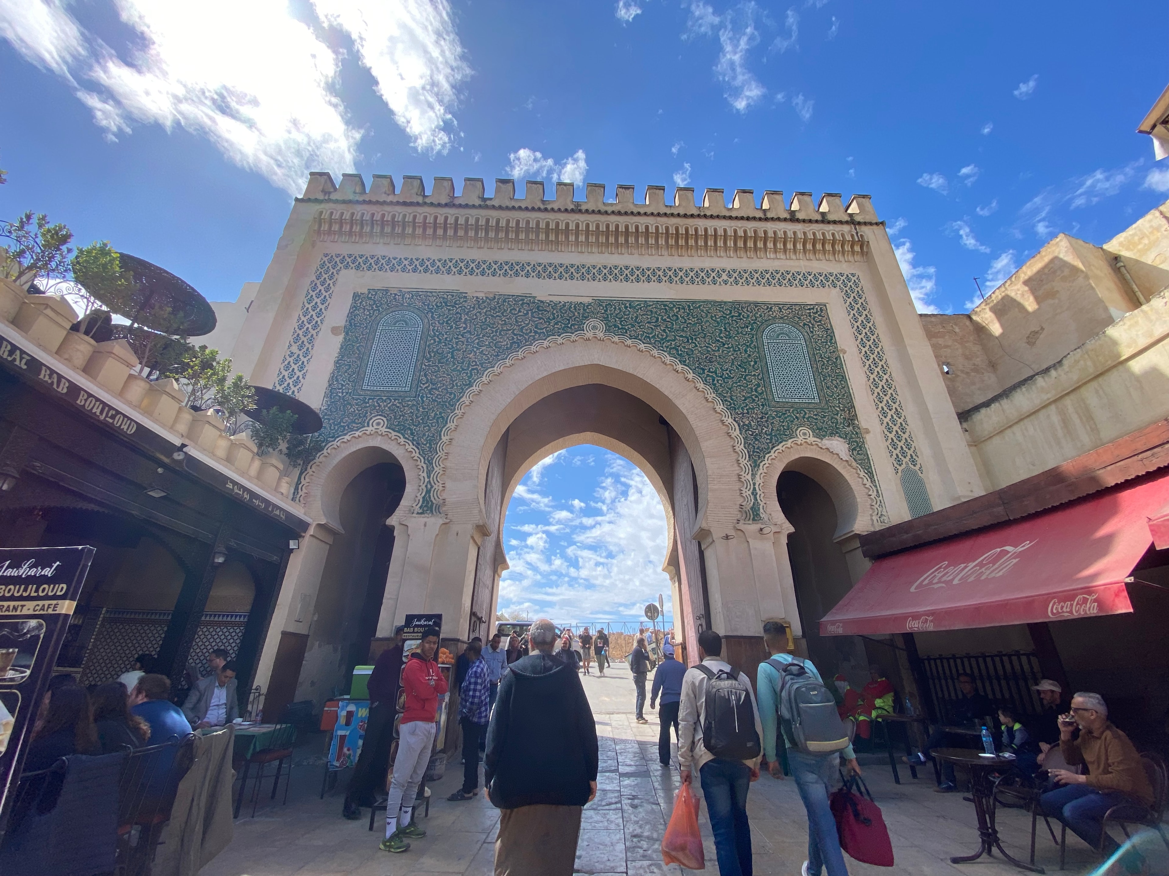 A view of an arch way during the day.