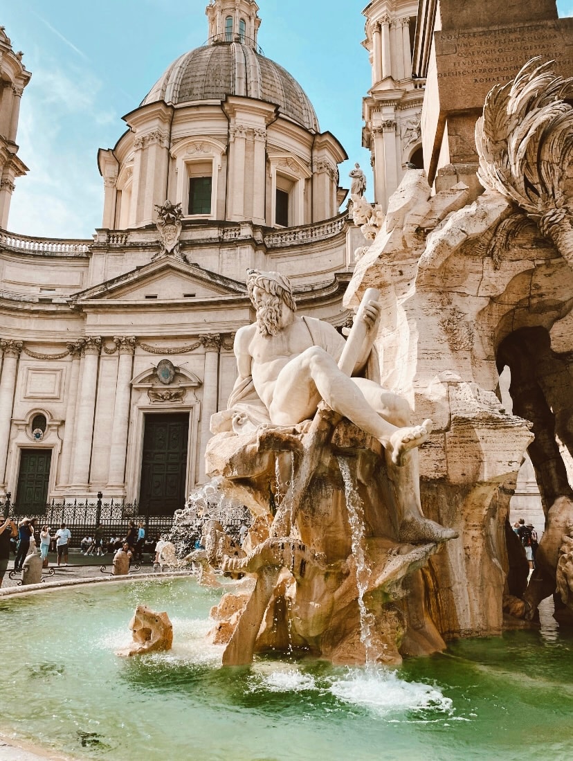 A view of a fountain in Italy during the daytime.