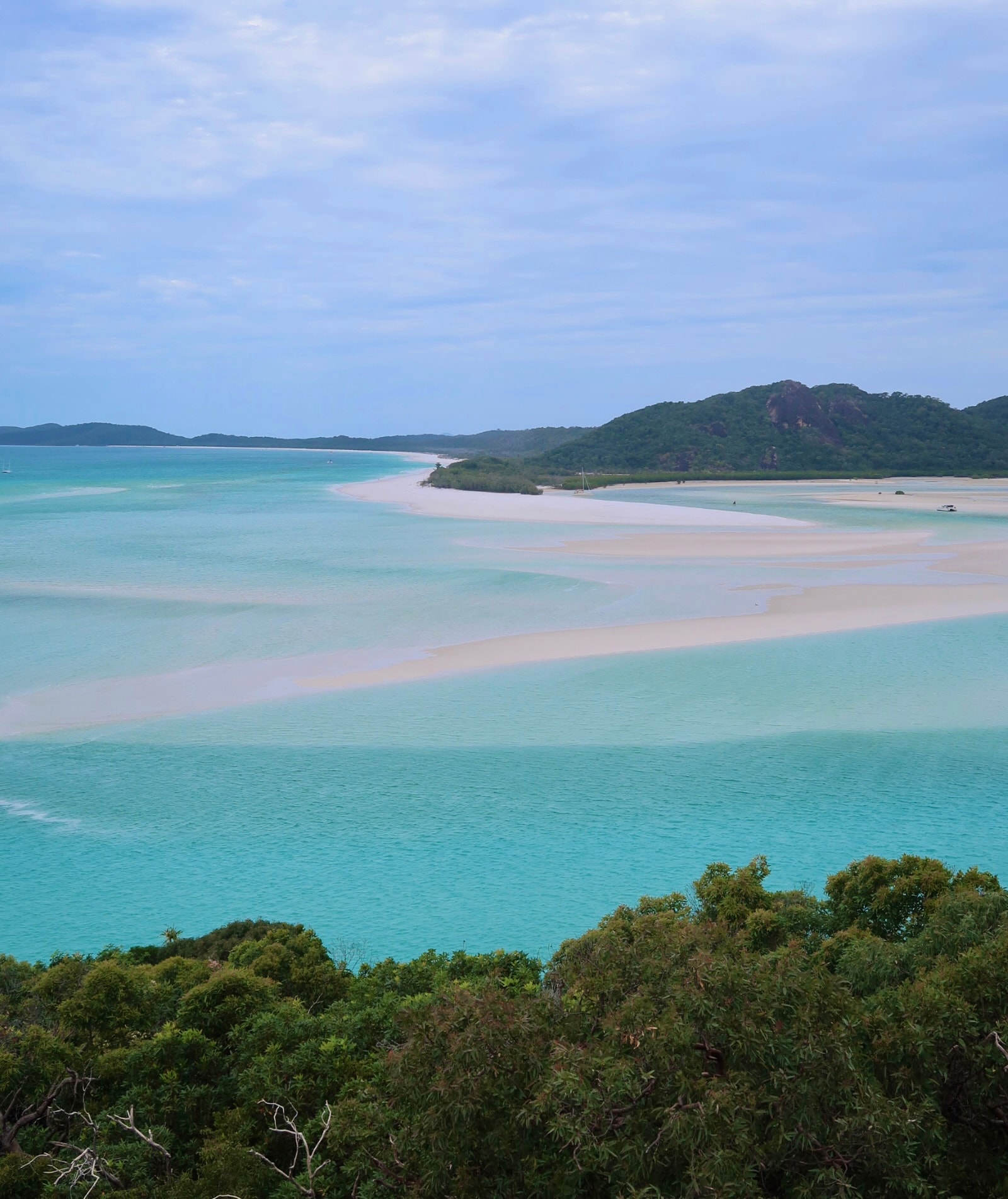 View of a beautiful turquoise ocean on a sunny day