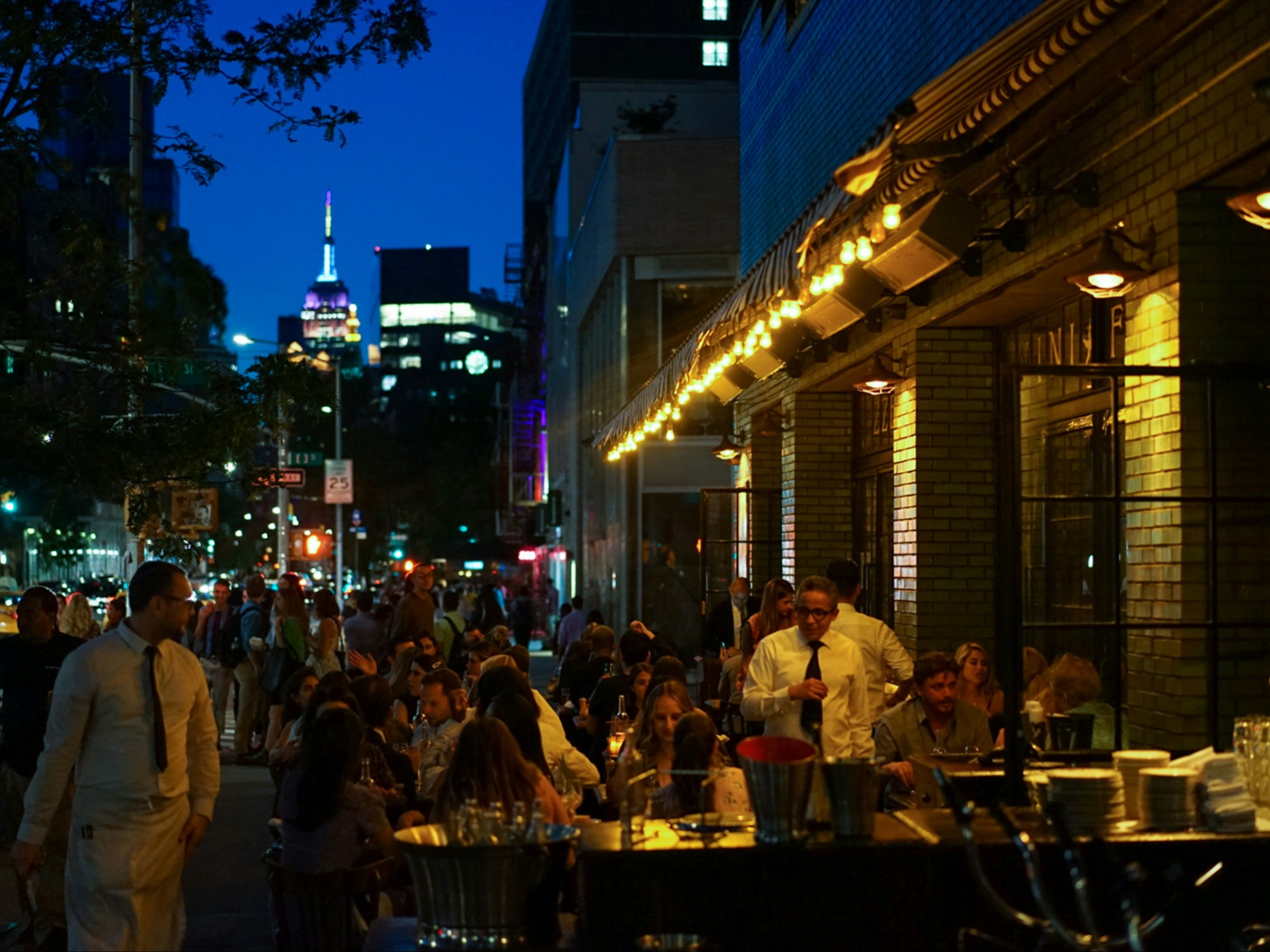 people-eating-outdoor-NYC-travel-guide