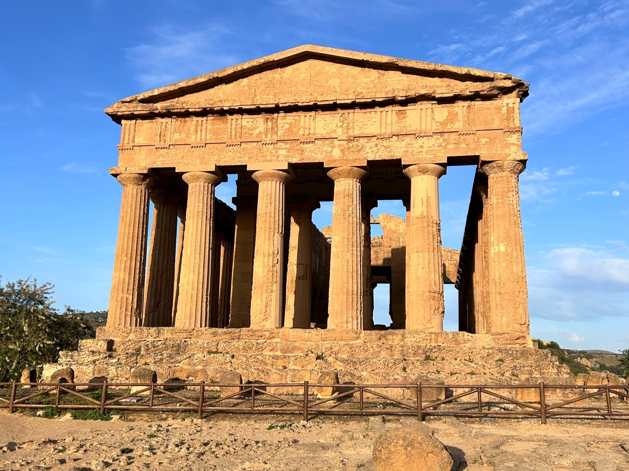 Ruins of a building with pillars.