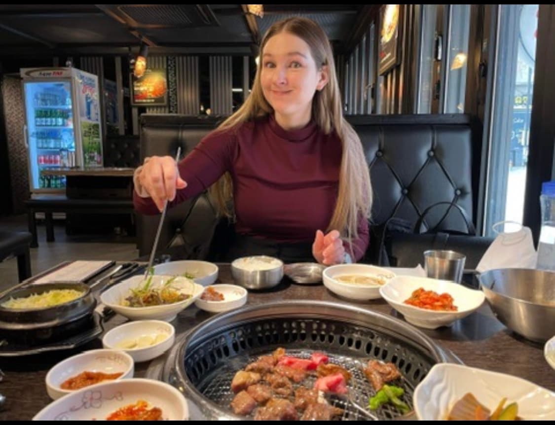 Picture of Nicole having lunch