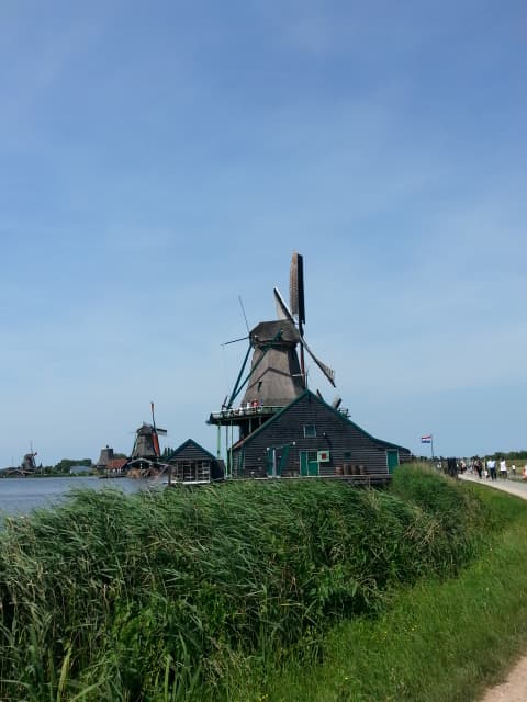 Hydraulic turbine beside sea