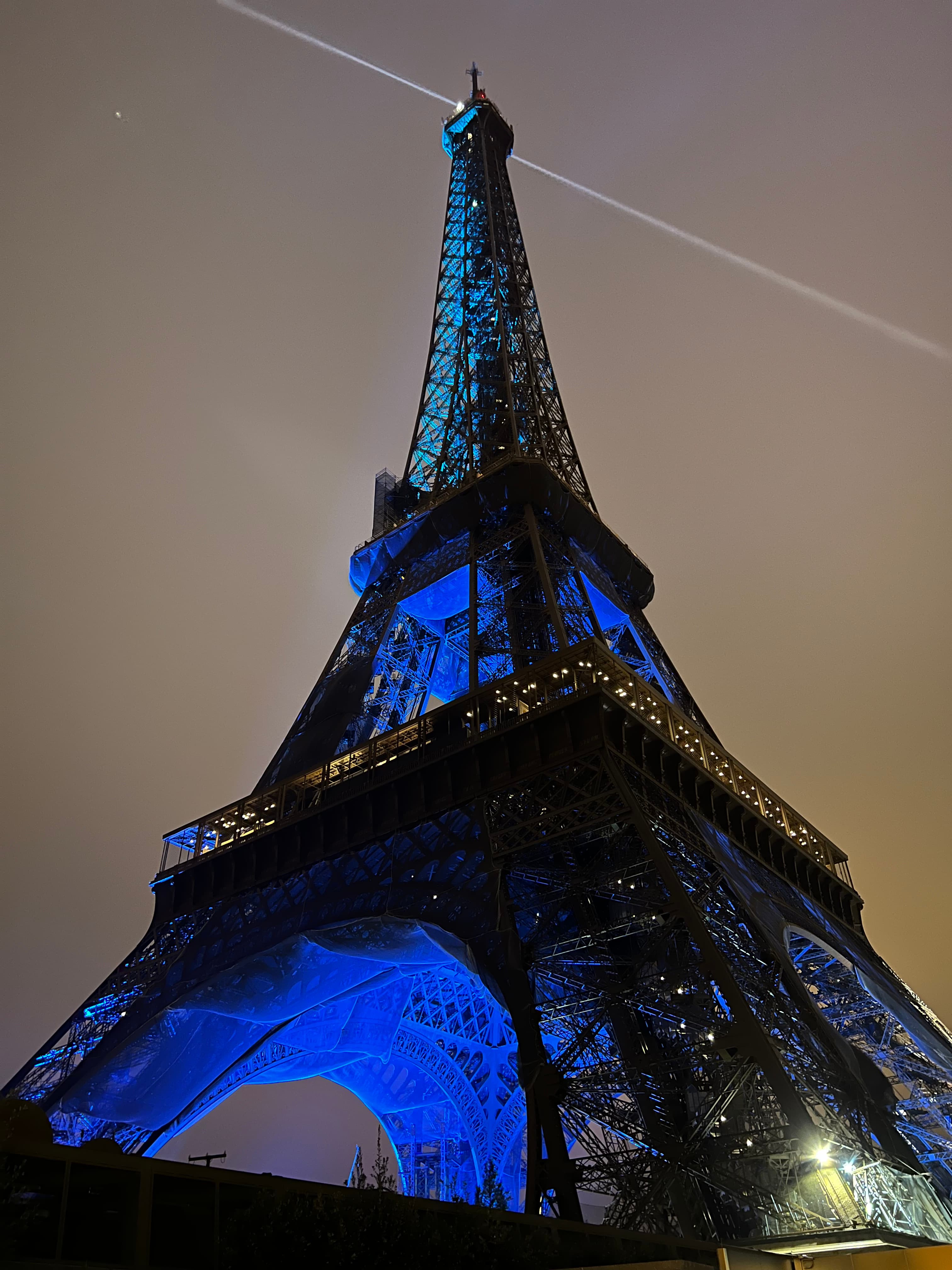 Picture of Eiffle tower in blue light